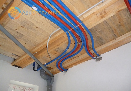 Прокладка трубопроводов под потолком